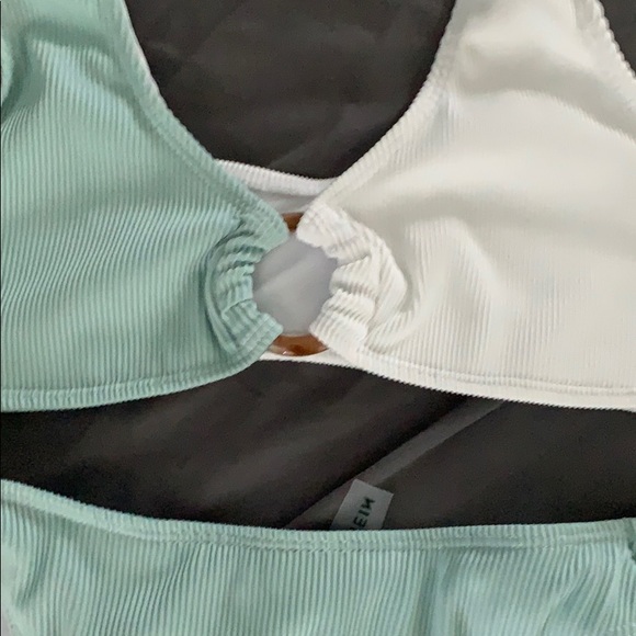 Cute bikini - Picture 2 of 4